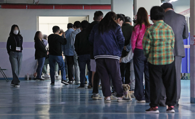 제22대 국회의원선거일인 10일 오후 서울 서대문구 한 아파트에 마련된 투표소에서 시민들이 투표를 하기 위해 줄을 서고 있다. 연합뉴스