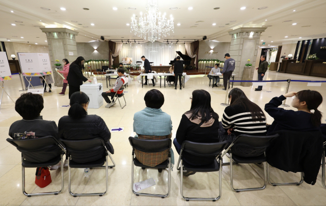 제22대 국회의원선거일인 10일 서울 구로구의 한 결혼식장에 마련된 구로 제5동 제1투표소를 찾은 시민들이 투표하고 있다. 연합뉴스