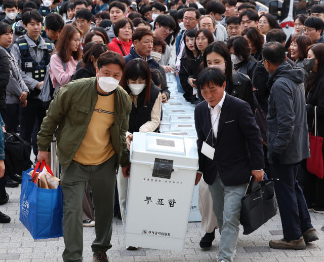 제22대 국회의원 선거 투표일인 10일 오후 서울 관악구 서울대 종합체육관에 마련된 총선 개표소에 투표함이 도착하고 있다. 연합뉴스