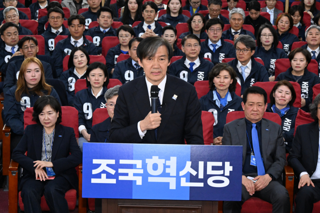 ‘12석’ 조국혁신당 단숨에 원내 3당…국회 '태풍의 눈'으로