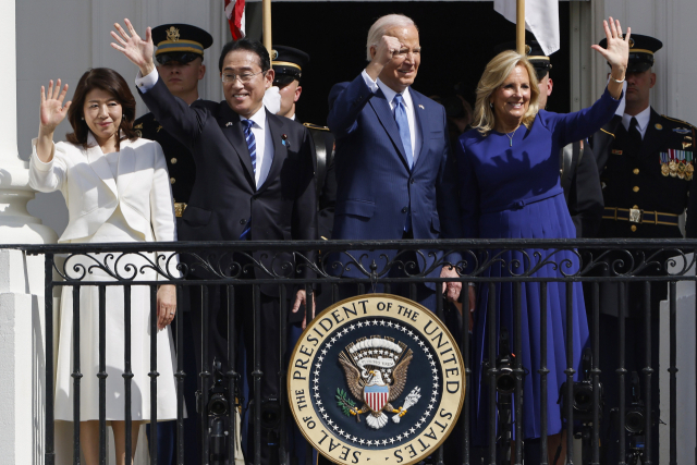 조 바이든 미국 대통령 내외와 기시다 후미오 일본 총리 내외가 10일 워싱턴DC 백악관에서 열린 공식 환영식에서 만나 발코니에서 손을 흔들고 있다./UPI연합뉴스