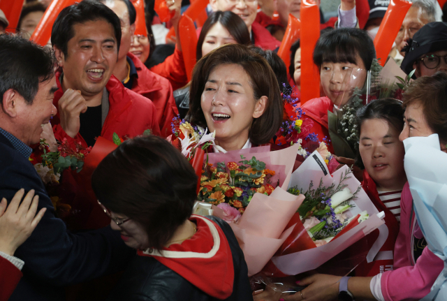 서울 동작을에서 당선이 확실해진 국민의힘 나경원 후보가 11일 동작구 선거사무소에서 꽃다발을 받고 있다. 연합뉴스