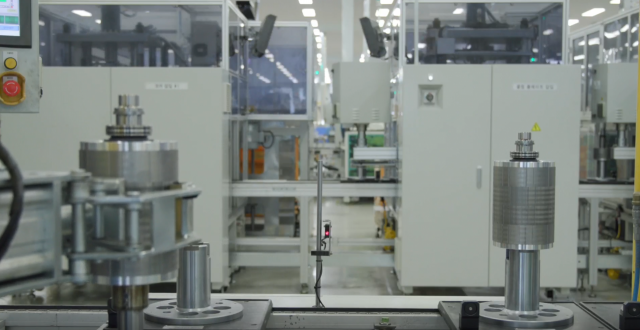 포스코모빌리티솔루션 천안 공장에서 로봇팔이 쉬프트에 체결된 구동모터코아 제품을 옮기고 있다. 사진제공=포스코모빌리티솔루션