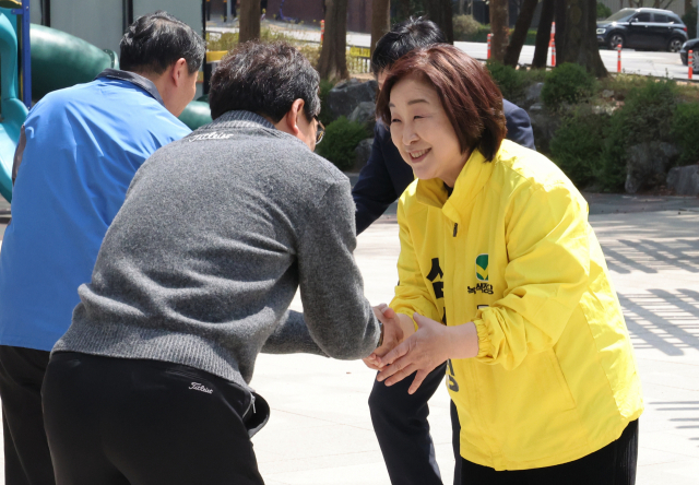 제22대 국회의원선거 경기고양시갑에 출마한 심상정 녹색정의당 후보가 9일 경기도 고양시 덕양노인복지관을 찾아 어르신들과 인사하고 있다. 연합뉴스