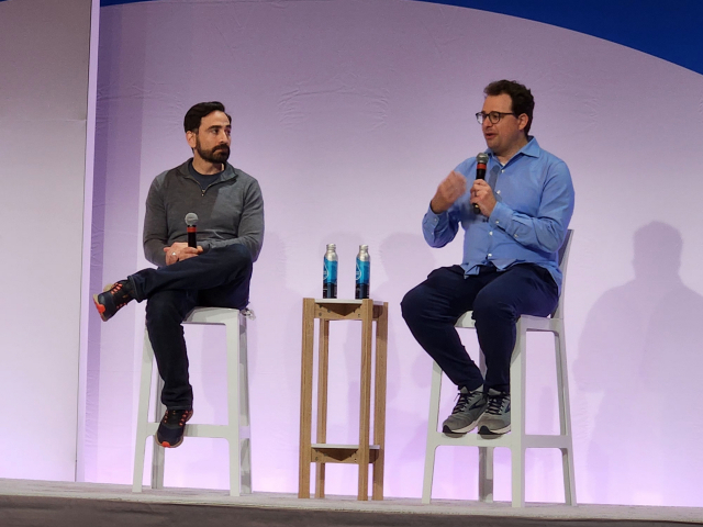 다리오 아모데이(오른쪽) 엔트로픽 창업자 겸 최고경영자가 10일(현지 시간) 미국 라스베이거스에서 열린 ‘구글 클라우드 넥스트 2024’에 참석해 대담을 나누고 있다. 사진제공=구글