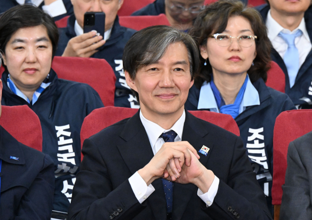 조국 조국혁신당 대표가 10일 국회에서 총선 출구조사 결과 발표를 보고 있다. 연합뉴스