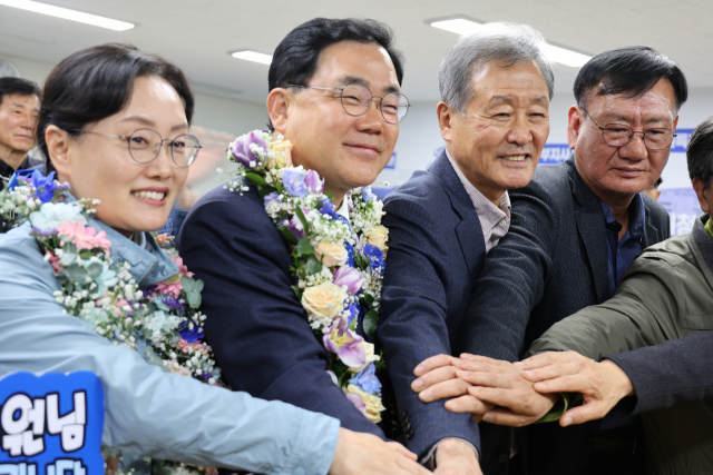 경남 창원시성산구 선거구에 당선된 더불어민주당 허성무 당선인이 당선소감 발표 직후 기념촬영을 하고 있다. 연합뉴스