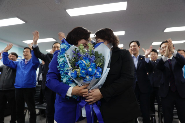 11일 오전 제22대 국회의원선거 하남갑에 출마한 더불어민주당 추미애 후보가 경기도 하남시 대청로에 마련한 본인의 선거사무소에서 당선이 확실해진 뒤 꽃다발을 전달받고 있다. 연합뉴스