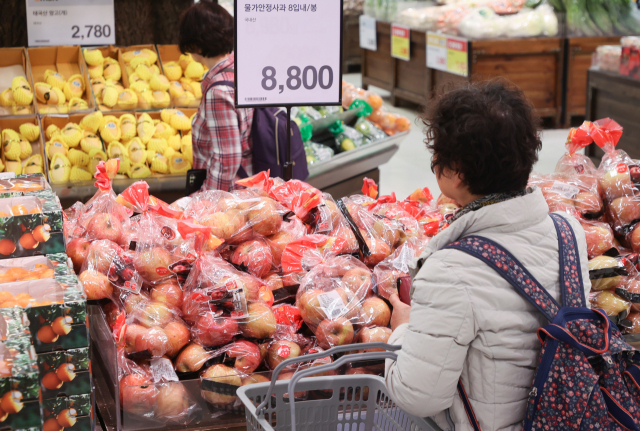 4월 9일 서울 시내의 한 대형마트 과일 판매대에서 시민들이 장을 보고 있다. 연합뉴스