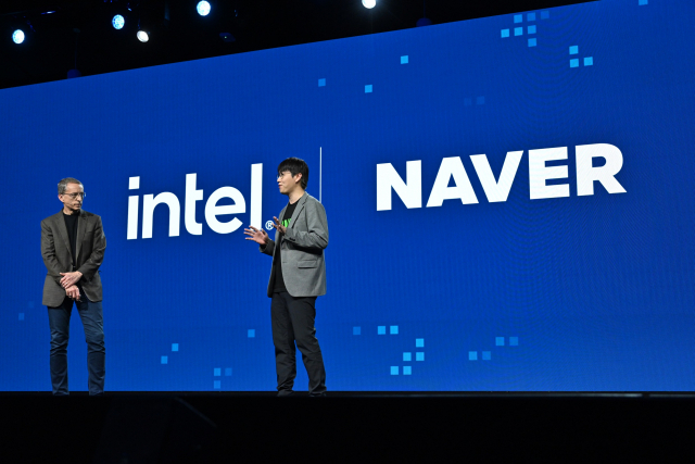 '인텔 비전 2024' 행사에서 팻 겔싱어 CEO와 네이버클라우드 하정우 AI 이노베이션 센터장이 양사 협력사항에 관한 대담을 나누고 있다. 사진 제공=네이버클라우드