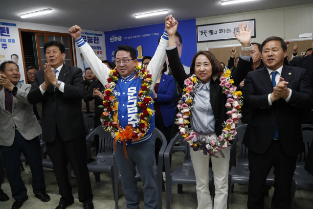 제22대 국회의원 선거 전남 고흥·보성·장흥·강진 선거구에서 전국에서 가장 먼저 당선자 확정에 이름을 올린 더불어민주당 문금주 후보가 김혜원 여사와 차영수 전남도의원 등 캠프 관계자들과 기쁨을 함께 하며 두 손을 번쩍 들고 있다. 사진 제공=문금주 국회의원 후보 선거사무소