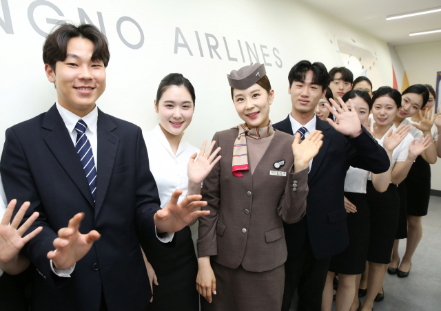 아시아나항공 승무원과 항공서비스학과 학생들이 11일 서울 종로구 종로산업정보학교에서 진행된 '색동나래교실'에서 기념 촬영을 하고 있다. 사진 제공=아시아나항공