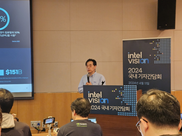 나승주 인텔코리아 상무가 11일 서울 영등포구 FKI타워에서 열린 기자간담회에서 자사 제품에 대해 설명하고 있다.허진 기자