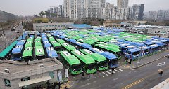 서울 시내버스 노조가 파업에 돌입한 지난달 28일 서울의 한 공영차고지에 운행을 멈춘 버스가 주차돼 있다. 이호재기자