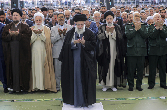 아야톨라 알리 하메네이(가운데) 이란 최고지도자가 10일(현지 시간) 테헤란에서 라마단 종료를 기념하는 이드 알피트르 기도회를 이끌고 있다. AP연합뉴스