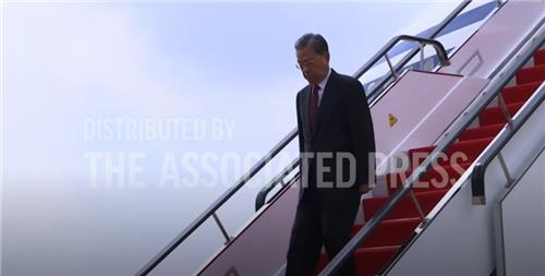 중국 자오러지 전인대 상무위원장이 11일 평양에 도착하고 있다. APTN 캡처