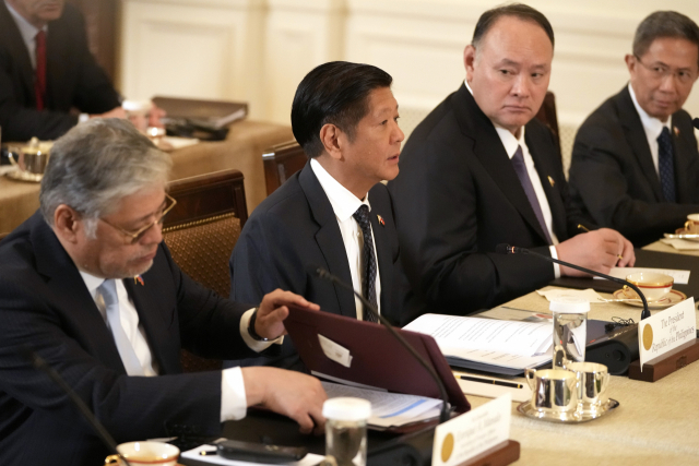 페르디난드 마르코스 필리핀 대통령(왼쪽 두 번째)이 11일 워싱턴DC 백악관 이스트룸에서 조 바이든 대통령 및 기시다 후미오 일본 총리와의 3국 정상 회담에 참석해 있다./AP연합뉴스