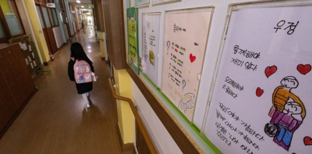 지난달 4일 서울의 한초등학교에서 입학식을 마친 1학년 신입생들이 교실에서 담임 선생님과 인사하고 있다. 연합뉴스