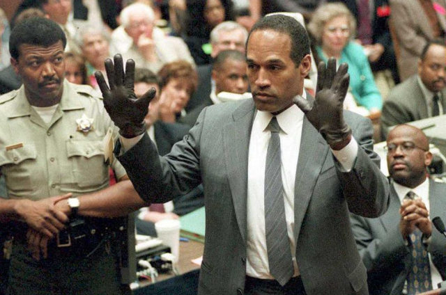 OJ 심슨이 1995년 6월 열린 재판에서 범죄 증거인 피묻은 장갑과 유사한 새 장갑을 끼고 배심원들에게 보여주고 있다. AFP연합뉴스