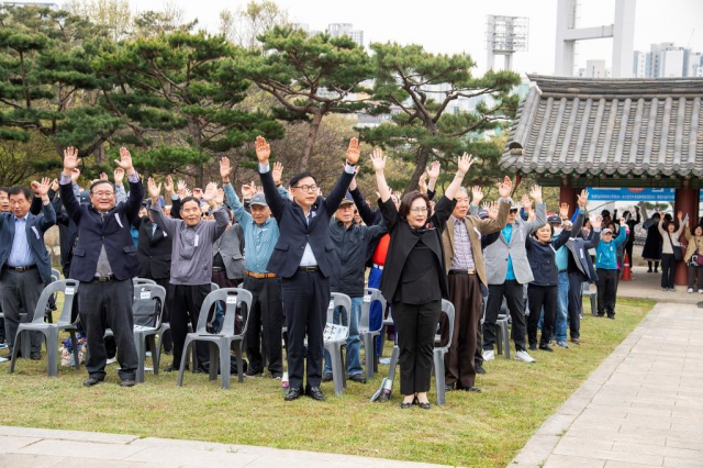 11일 박희영 용산구청장(앞 줄 오른쪽 첫 번째)이 효창원 8위선열 숭모제전에 참석해 만세삼창을 하고 있다. 사진 제공=용산구청