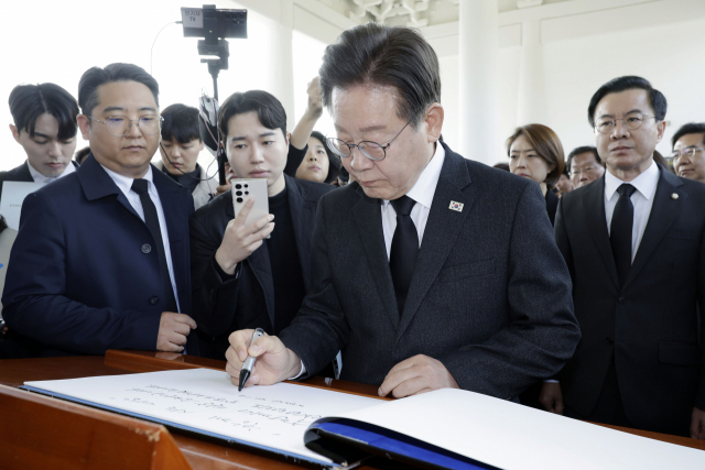 이재명 대표 현충원 참배…'함께 사는 세상, 민생정치로 보답드리겠습니다'