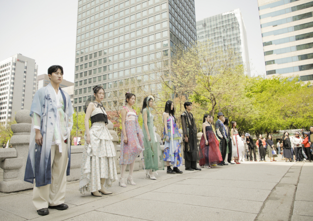 패션모델들이 12일 서울 청계천 일대에서 전통 한복을 현대적 감각으로 해석한 모던 한복을 입고 패션쇼를 하고 있다. 사진 제공=한국관광공사