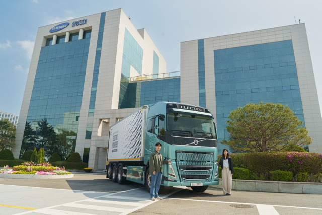 삼성SDI는 12일 기흥 본사에서 하이니켈 원통형 배터리 2만8000여개를 탑재한 볼보의 대형전기트럭 ‘FH 일렉트릭’의 시승행사를 열었다. 사진제공=삼성SDI