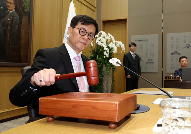 이창용 한국은행 총재가 12일 서울 중구 한국은행에서 열린 금융통화위원회에서 의사봉을 두드리고 있다. 연합뉴스