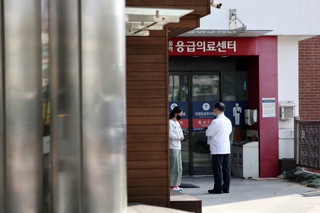 12일 서울의 한 상급종합병원 응급센터 앞에서 의사와 환자 보호자가 대화를 나누고 있다. 연합뉴스