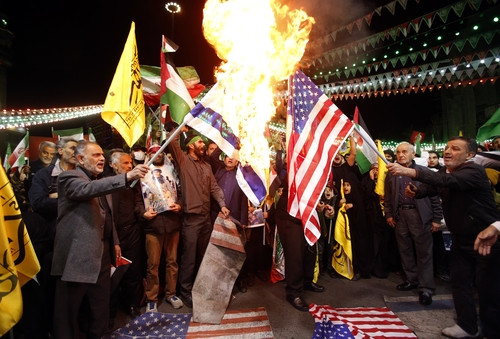미국과 이스라엘 국기를 태우고 있는 이란 시위대/EPA=연합뉴스