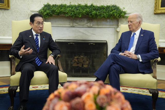조 바이든(오른쪽) 미국 대통령과 기시다 후미오 일본 총리가 10일(현지시간) 백악관 사우스론에서 열린 국빈 환영행사를 마친 뒤 오벌 오피스에서 회담하고 있다. 기시다 총리는 일본 총리로는 9년 만에 미국을 국빈 방문했다. AP연합뉴스