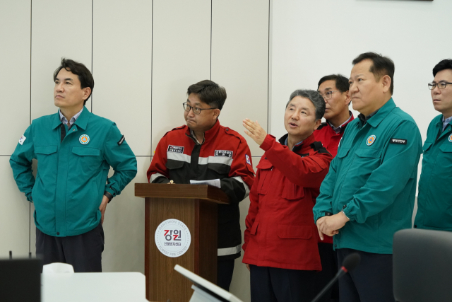 남성현(왼쪽 세번째) 산림청장이 이상민(″네번째) 행안부장관과 함께 강릉산림항공관리소를 방문해 산불대비태세를 현장점검하고 있다. 사진제공=산림청