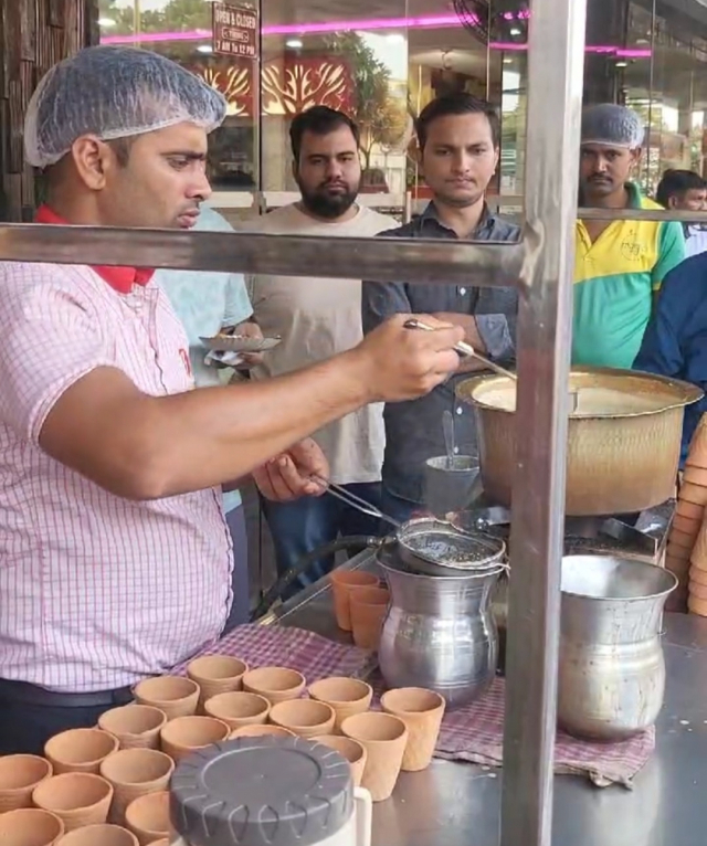 인도의 전통차인 짜이(Chai, c차이)를 만들어 파는 상인의 모습. 아그라=연승기자