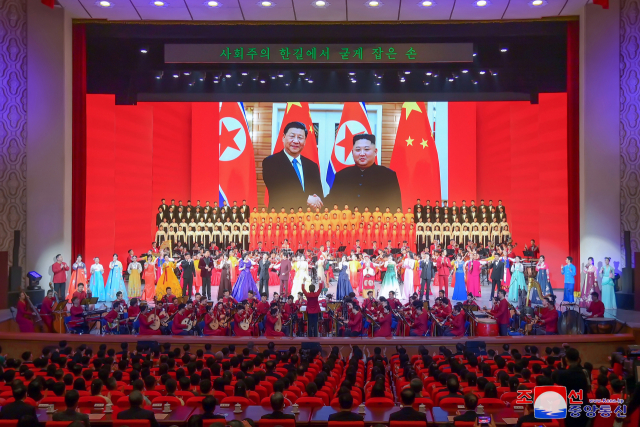 북한 조선중앙통신은 '북중친선의 해' 개막식이 지난 12일 평양 동평양대극장에서 진행됐다고 13일 보도했다. 조선중앙통신