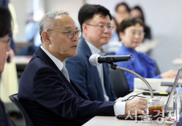 유인촌 문화체육관광부 장관이 12일 서울 서초구 세종학당재단을 방문해 업무보고를 받은 후 발언하고 있다. 사진 제공=문체부