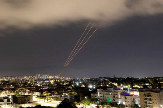 14일(현지시각) 이스라엘 남부 아스켈론에서 이란의 드론·미사일 공격에 이스라엘 방어 시스템이 작동하고 있다. 연합뉴스