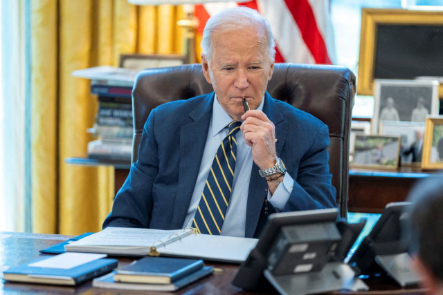 조 바이든 미국 대통령이 4일(현지시간) 워싱턴 DC 백악관 집무실에서 베냐민 네타냐후 이스라엘 총리와 통화하고 있다. 로이터연합뉴스