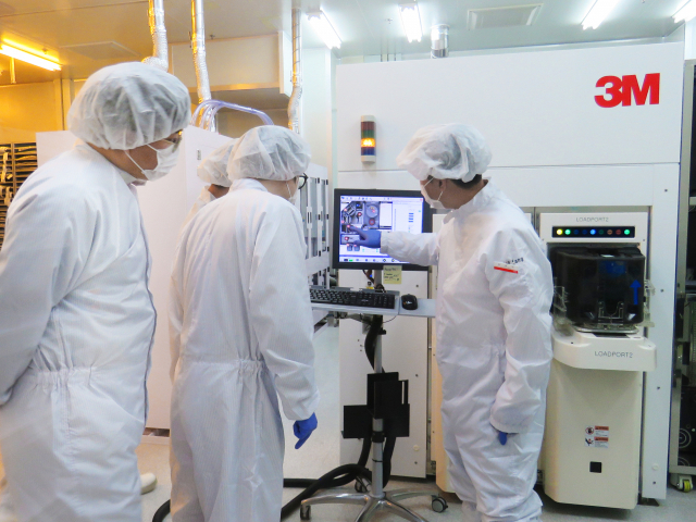 양용석 한국3M 전자재료사업팀 팀장이 9일 경기 화성시 한국3M CTC에서 취재진에게 CMP 연구 설비와 자사 패드 기술에 대해 설명하고 있다. 사진제공=한국3M