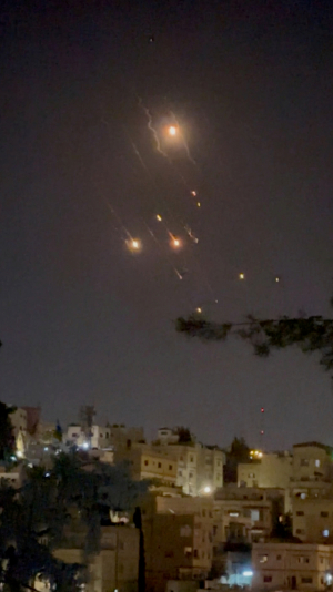 이란이 13일(현지 시간) 드론과 순항미사일을 발사하며 이스라엘 본토를 공격했다. 예루살렘 방향으로 날아가던 드론이 요르단 암만 상공에서 요격돼 불꽃과 연기를 내뿜고 있다. 로이터연합뉴스
