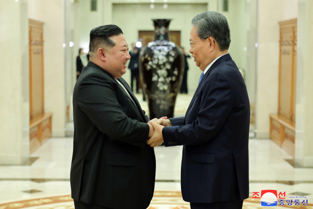 김정은 북한 국무위원장이 자오러지 중국 전국인민대표대회 상무위원장을 13일 접견하고 ‘조중(북중) 친선의 해’를 계기로 친선 협조 관계를 발전시키기 위한 교류와 협력의 확대·강화하는 방안 등을 논의했다. 조선중앙통신