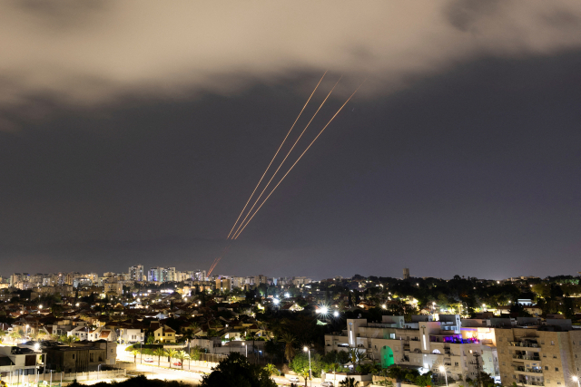13일 밤 이란의 공습에 이스라엘의 방공체제인 아이언돔이 대응하고 있다. /로이터연합뉴스