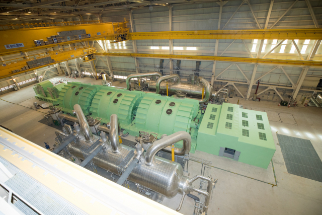 신한울 2호기 내부의 터빈룸. 고압터빈(오른쪽부터)에서 저압터빈을 지나 발전기까지 증기가 이동하며 전기를 만들어낸다. 사진=한국수력원자력 제공