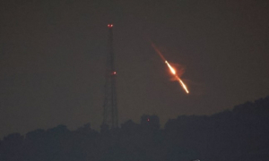 14일(현지시간) 이스라엘 북부 지역에 이란의 발사체가 낙하하며 빛을 내고 있다.EPA연합뉴스