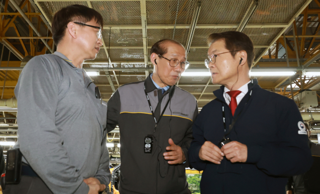 이정식(오른쪽) 고용노동부 장관이 15일르노코리아 부산공장을 방문해 자동차 업계의 산업전환 현장을 둘러보고 있다. 연합뉴스