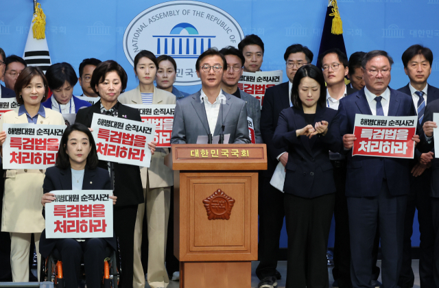 더불어민주당 의원들이 15일 국회 소통관에서 ‘채상병 특검법’ 처리를 촉구하는 기자회견을 하고 있다. 연합뉴스