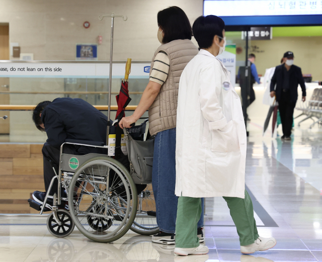 15일 서울의 한 대학병원에서 한 의사와 환자가 엇갈려 이동하고 있다. 연합뉴스