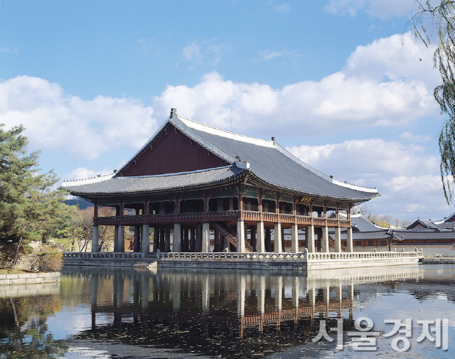 경복궁 경회루 모습. 현존하는 국내 최대 목조 건축물이다. 그만큼 석재도 크다. 사진 제공=문화재청