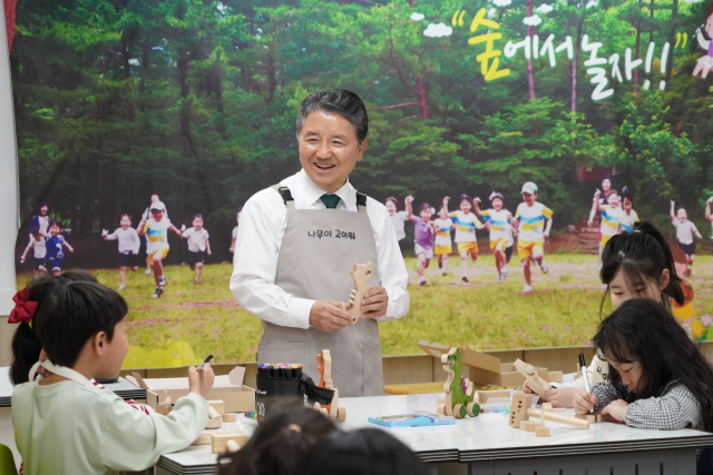 남성현 산림청장이 대전 대흥초등학교에서 ‘늘봄학교’ 일일교사로 참여해 목공체험 숲교육을 진행하고 있다. 사진제공=산림청