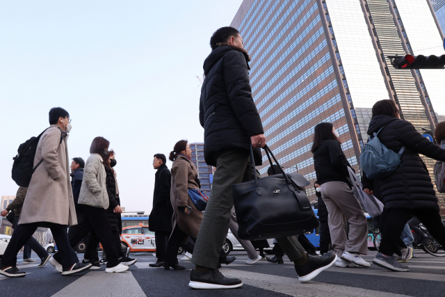 출근길에 오른 시민들이 서울 광화문 네거리 횡단보도를 건너고 있다. 연합뉴스