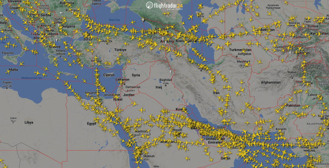 지난 14일 자정(GMT)에 촬영된 이란과 인근 중동 상공의 항로를 지나는 각국 항공기들. 로이터연합뉴스